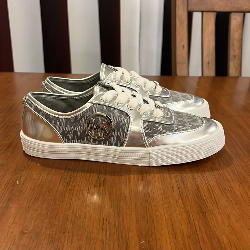 Michael Kors Ivy Low Artic Shoes Sneakers new silver Youth Girls Size 3